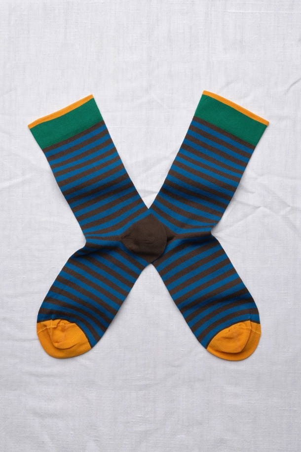 BONNE MAISON(본메종) RAYURES SOCKS(라유르 삭스) - TERRE D'OMBRE MYKONOS(테르 드 옴브 미코노스)는 부드러운 촉감의 이집트 면, 폴리아미드, 스판덱스 혼방 소재로 제작된 사계절용 양말입니다. 얇은 두께감과 신축성으로 편안한 착용감을 선사하며, 미드카프 길이로 다리가 길어 보이는 효과를 줍니다. 브라운, 블루, 오렌지, 그린 컬러의 스트라이프 패턴이 캐주얼, 미니멀, 클래식 스타일을 완성하며, 오렌지색 발끝과 그린 상단 밴드 디테일이 돋보입니다. 산책룩, 집콕룩 등 일상에서 폭넓게 활용할 수 있으며, 더블 쓰레드 기법으로 내구성을 강화했습니다.
