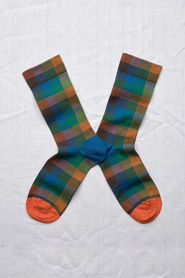 (BONNE MAISON) 까레 양말 - 미코노스는 이집트 면을 사용하여 부드러운 촉감을 선사하며, 이중 실 구조로 내구성을 높였습니다. 멀티컬러 체크 패턴과 발가락 부분의 오렌지 컬러 포인트가 돋보이는 디자인입니다. 사계절 내내 착용 가능하며, 일상복과 산책룩에 캐주얼, 미니멀, 클래식 스타일을 더해줍니다. 미드카프 길이로 편안하게 다리를 감싸줍니다. 얇은 두께감으로 답답함 없이 산뜻하게 착용할 수 있습니다.
