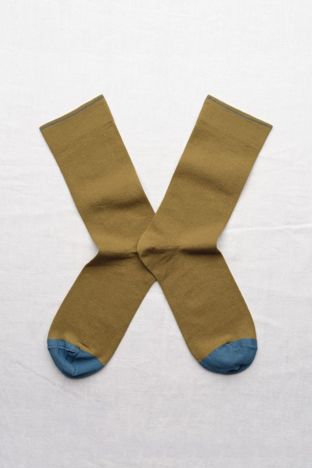 (BONNE MAISON) 플레인 삭스 - 압생트는 이집트산 면, 폴리아미드, 스판덱스 혼방 소재로 제작된 데일리 양말입니다. 부드러운 촉감과 신축성으로 편안한 착용감을 선사하며, 중간 길이로 다양한 스타일에 매치하기 좋습니다. 발가락과 상단 밴드 부분에 라인 디테일을 더해 미니멀하면서도 캐주얼한 무드를 연출합니다. 카라멜 브라운 컬러의 은은함이 클래식한 분위기를 더합니다. 데일리룩에 포인트를 더해보세요.
