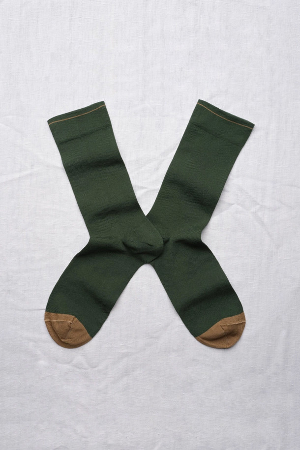 BONNE MAISON(본메종) PLAIN SOCKS - 소나무숲(플레인 삭스 - 피네드)는 일상에서 편안하게 착용할 수 있는 양말입니다. 부드러운 촉감의 면, 폴리아미드, 스판덱스 혼방 소재로 제작되어 얇지만 내구성이 뛰어납니다. 포레스트 그린, 카라멜 브라운 두 가지 색상으로 제공되며, 미니멀, 클래식, 캐주얼 스타일의 산책룩에 잘 어울립니다. 이집트 면 더블 스레드와 특수 방적 공법으로 필링을 최소화했으며, 미드카프 길이로 제작되었습니다.