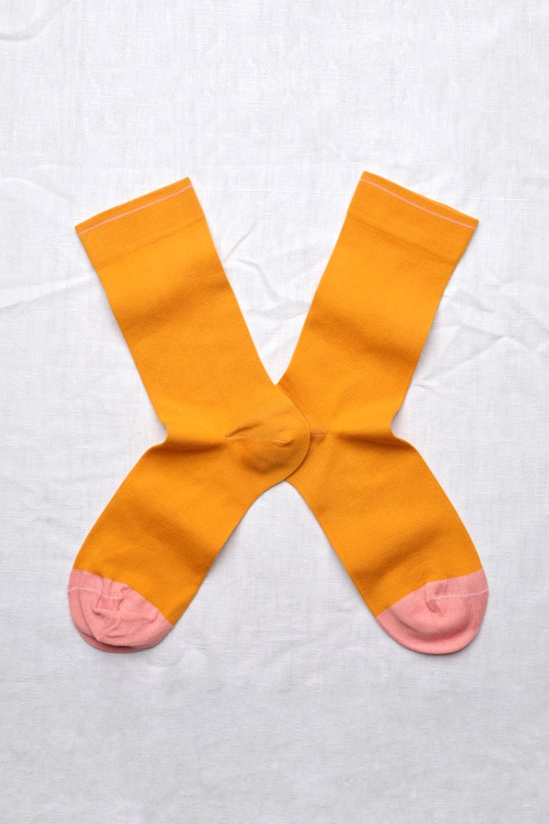 (BONNE MAISON) 본 메종 플레인 삭스 - 커큐마는 이집트 면을 사용하여 부드러운 촉감을 자랑하는 양말입니다. 발가락과 상단 라인에 핑크 포인트가 들어가 산뜻함을 더하며, 캐주얼 및 미니멀 스타일의 옷차림에 잘 어울립니다. 사계절 내내 착용 가능하며, 얇은 두께감으로 편안한 착용감을 선사합니다. 이중 실 구조로 내구성을 높여, 일상생활에서 부담 없이 즐겨 신을 수 있습니다. 오렌지와 핑크 두 가지 컬러로 제공됩니다.
