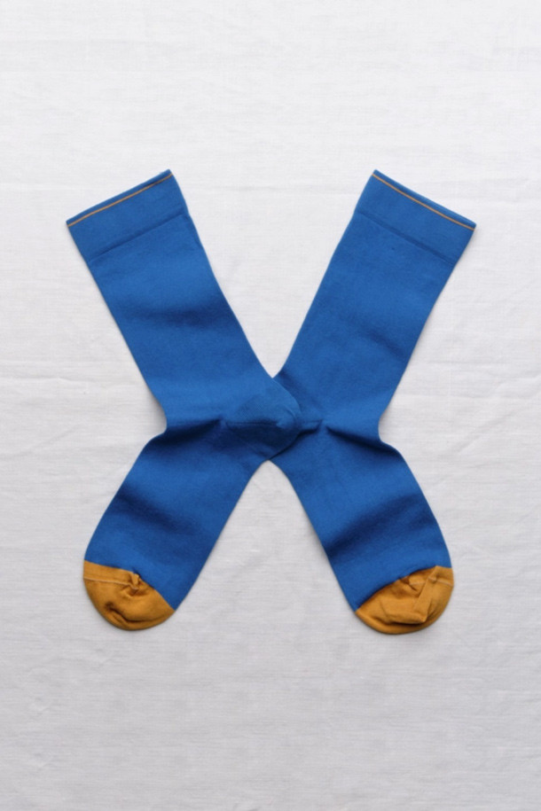 BONNE MAISON(본메종) PLAIN SOCKS - MYKONOS(플레인 삭스 - 미코노스)는 산책룩, 캐주얼, 미니멀, 클래식 스타일을 위한 양말입니다. 이집트 면, 폴리아미드, 스판덱스 혼방 소재로 제작되어 부드러운 촉감과 뛰어난 내구성을 자랑합니다. 발가락과 상단 라인에 배색 디자인이 적용되었으며, 중간 길이감으로 편안하게 착용 가능합니다. 블루, 머스타드 두 가지 색상으로 제공되며, 사계절 내내 활용하기 좋은 무지 양말입니다. 이중 실 구조로 제작되어 얇지만 튼튼한 착용감을 선사합니다.
