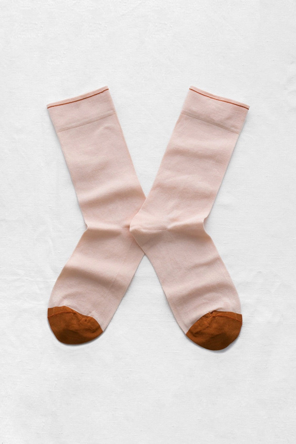 (BONNE MAISON) 본 메종 플레인 삭스 - 로즈 보튼은 부드러운 촉감과 신축성을 갖춘 여성, 남성 공용 양말입니다. 이집트 면, 폴리아미드, 스판덱스 혼방 소재로 제작되었으며, 사계절 내내 착용하기 좋습니다. 미드캘프 길이의 무지 디자인에 라이트 핑크, 브라운 컬러 배색이 돋보이며, 발끝과 상단에 포인트를 더했습니다. 더블 쓰레드 구조로 제작되어 내구성을 높였으며, 미니멀, 캐주얼, 클래식 스타일의 옷차림에 잘 어울립니다. 일상생활에서 편안하게 착용할 수 있는 얇은 두께의 양말입니다.
