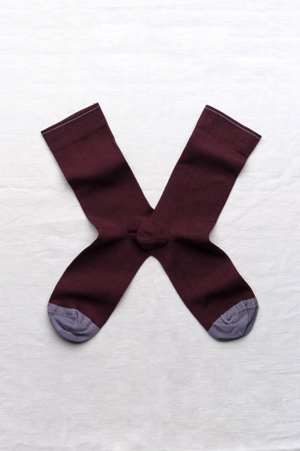 (BONNE MAISON) 플레인 삭스 - 마론 퐁세는 부드러운 촉감과 내구성을 갖춘 사계절용 양말입니다. 이집트 면사 더블 스레드를 사용하여 얇지만 튼튼하며, 일상에서 편안하게 착용할 수 있습니다. 미드카프 길이로 제작되었으며, 마론(다크 브라운) 컬러에 발가락과 커프 부분에 라이트 퍼플 라인 디테일로 포인트를 주어 미니멀, 캐주얼, 클래식 스타일을 연출합니다. 산책룩, 집콕룩 등 다양한 TPO에 활용하기 좋습니다. 면, 폴리아미드, 스판덱스 혼방 소재로 제작되었습니다.
