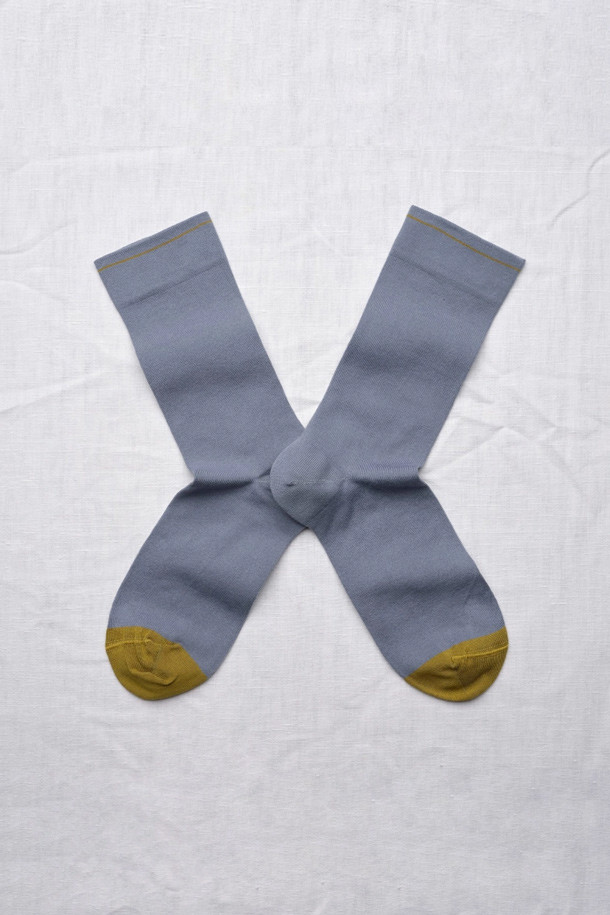 BONNE MAISON(본메종) 플레인 삭스 - 블루그레이는 미니멀, 캐주얼, 클래식 스타일을 아우르는 남녀 공용 양말입니다. 부드러운 촉감의 면, 폴리아미드, 스판덱스 혼방 소재로 제작되어 얇지만 내구성이 뛰어납니다. 이집트 면 더블 스레드 구조로 제작되었으며, 발가락과 상단 밴드 부분에 머스타드 컬러 포인트를 더해 포인트를 주었습니다. 일상생활에서 편안하게 착용하기 좋으며, 중종아리 길이로 다양한 스타일 연출이 가능합니다. 블루그레이 컬러는 어떤 옷에도 잘 어울려 활용도가 높습니다.
