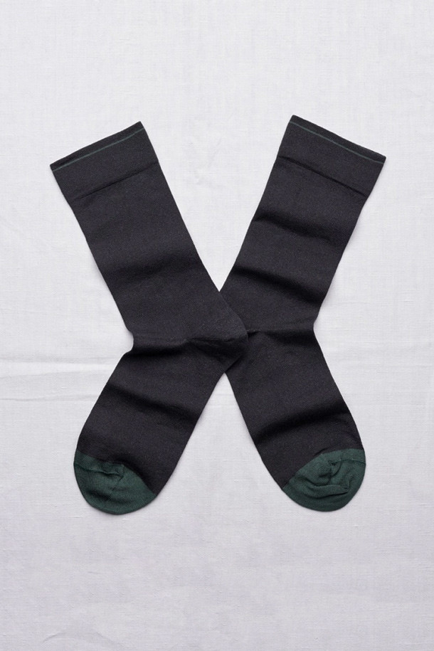 (BONNE MAISON) 플레인 삭스 - 페이크 누아르는 부드러운 촉감의 데일리 양말입니다. 이집트 면, 폴리아미드, 스판덱스 혼방 소재로 제작되어 흡습성이 뛰어나고 사계절 내내 착용하기 좋습니다. 무지 디자인에 중간 길이로 제작되었으며, 발가락과 상단 라인에 다크 그린 컬러 포인트가 은은하게 더해져 미니멀, 캐주얼, 클래식 스타일의 룩에 잘 어울립니다. 산책룩, 집콕룩 등 편안한 TPO에 매치하여 스타일리시하게 연출해보세요.

