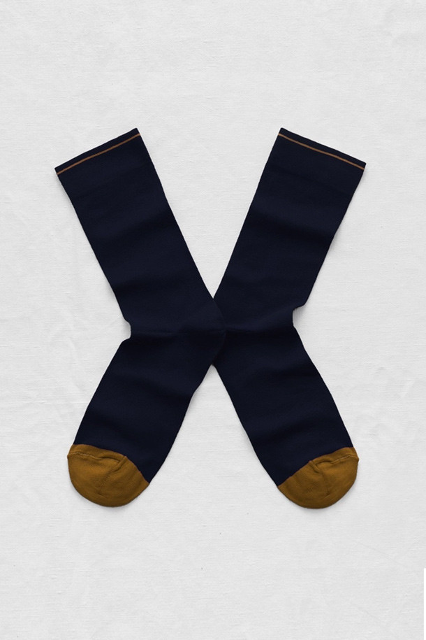 (BONNE MAISON) 본 메종 플레인 삭스 - 누이입니다. 미드카프 길이로 제작되었으며, 네이비와 브라운 두 가지 색상으로 제공됩니다. 이집트산 면, 폴리아미드, 스판덱스 혼방 소재로 제작되어 부드러운 촉감과 뛰어난 내구성을 자랑합니다. 발가락과 커프 라인에 배색 포인트를 주어 클래식, 미니멀, 캐주얼 스타일 모두 소화 가능하며 출근룩과 비즈니스 캐주얼에 매치하기 좋습니다. 무지 디자인으로 어떤 옷에도 잘 어울려 일상에서 활용하기 좋습니다.
