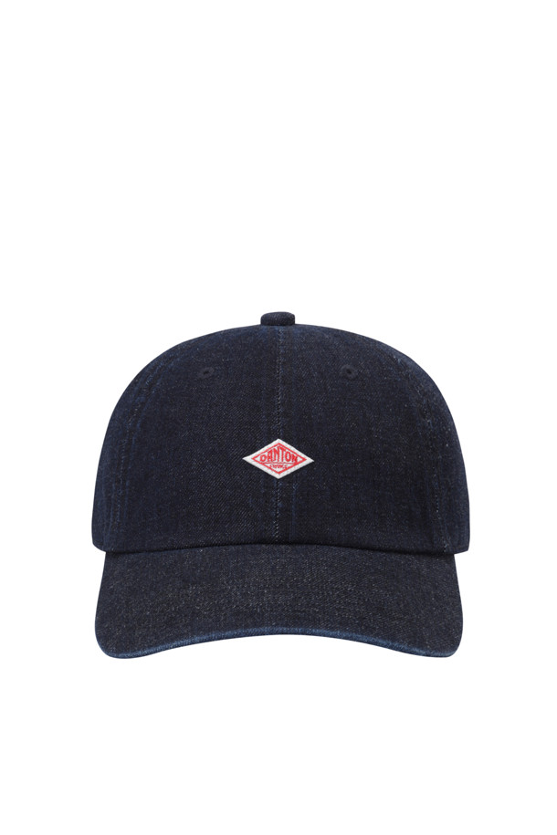 워싱 데님 6패널 캡 - 인디고는 남녀 모두 착용 가능한 캐주얼 모자입니다. 데님 소재에 워싱 처리하여 자연스러운 멋을 더했으며, 로고 패치가 디자인 포인트를 더합니다. 봄, 여름, 가을 계절에 활용하기 좋으며, 여행룩이나 산책룩에 매치하여 편안하면서도 스타일리시한 연출이 가능합니다. 미니멀, 시티보이 스타일을 즐겨 입는 분들께 추천하며, 데님 특유의 빈티지한 매력이 돋보이는 아이템입니다.

