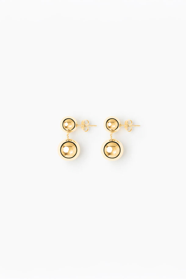 LIE STUDIO (라이 스튜디오)의 THE CAROLINE EARRINGS - GOLD (더 캐롤라인 이어링스 - 골드)는 여성용 귀걸이입니다. 925 스털링 실버와 18K 골드 도금으로 제작되어, 미니멀하면서도 엘레강스한 스타일을 연출합니다. 데이트룩, 모임룩 등 TPO에 맞춰 착용하기 좋으며, 움직임에 따라 흔들리는 디자인과 섬세한 디테일이 돋보입니다. 무니켈 소재로 제작되어 알레르기 걱정 없이 착용 가능하며, 브랜드 각인이 고급스러움을 더합니다.
