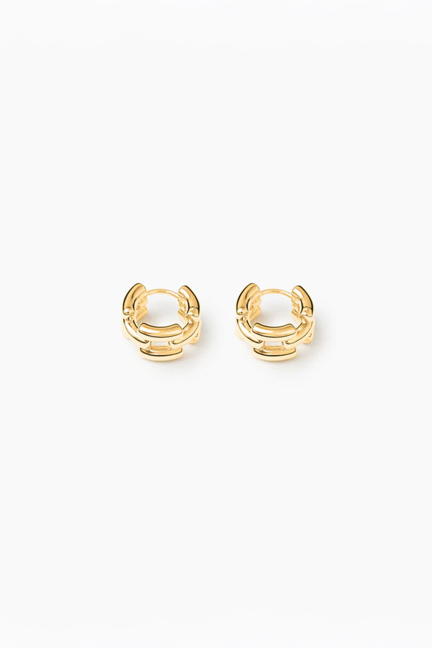 **LIE STUDIO (라이 스튜디오) THE JOHANNA EARRINGS (조안나 이어링) - GOLD (골드)**

LIE STUDIO (라이 스튜디오)의 THE JOHANNA EARRINGS (조안나 이어링) - GOLD (골드)는 925 스털링 실버와 18K 골드 도금으로 제작되어 우아하고 고급스러운 분위기를 연출합니다. 1.5cm 길이의 미니멀한 크레올 후프 디자인으로, 데이트룩, 모임룩, 소개팅룩 등 다양한 TPO에 매치하기 좋습니다. 하이포알러제닉 기능으로 알레르기 걱정 없이 착용할 수 있으며, 심플하면서도 세련된 스타일을 완성해줍니다. 물, 향수 접촉을 피하고 부드러운 천으로 닦아 파우치나 케이스에 보관하여 변색을 방지하는 것이 좋습니다.

