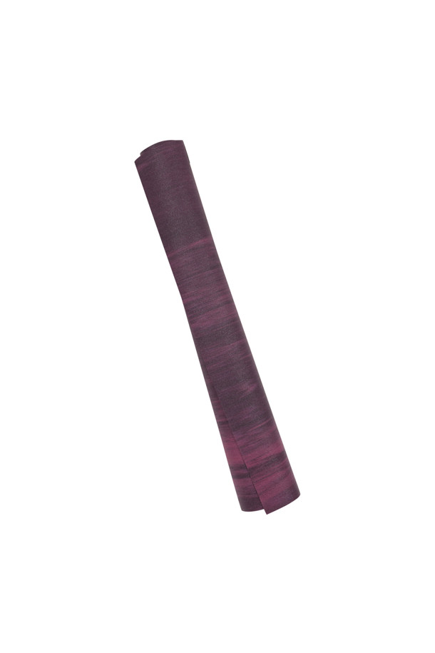 eKO Super Lite (에코 슈퍼라이트) 매트 1.5mm - ROOIBOS MARBLE (루이보스 마블)은 요가 수련을 위한 친환경적인 매트입니다. 천연 고무 소재로 제작되어 부드러운 촉감과 뛰어난 쿠션감을 제공하며, 미끄럼 방지 기능으로 안전하게 요가 동작을 수행할 수 있습니다. 루이보스 마블 패턴은 안정감과 세련된 디자인을 더합니다. 얇은 두께(1.5mm)로 휴대성이 좋고, 높은 내구성과 단단한 그립감을 자랑합니다. 폐기물 및 배기가스 제로를 실현한 친환경적인 제품입니다.
