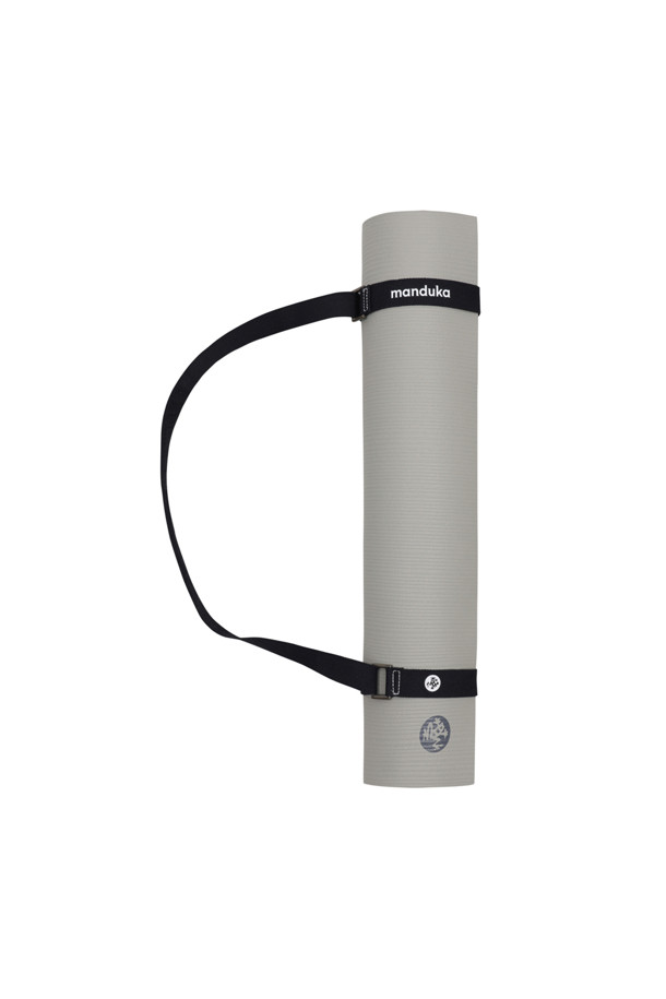 THE COMMUTER (더 커뮤터) 매트 캐리어 - BLACK는 요가 및 피트니스 매트 수납을 위한 가방입니다. 튼튼한 나일론 소재로 제작되어 내구성이 뛰어나며, 블랙 컬러의 무지 디자인으로 어떤 스타일에도 잘 어울립니다. 어깨 패딩 처리와 흘러내림 방지 기능으로 편안하게 착용할 수 있으며, 벨트형 잠금 방식으로 매트를 안전하게 보관할 수 있습니다. 사이즈 조절이 가능한 디자인으로, 다양한 크기의 매트를 수납할 수 있습니다. 원통형 모양의 요가 매트 캐리어로, 운동 시 편리하게 사용하세요.
