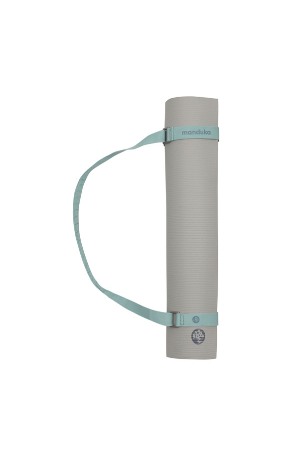 THE COMMUTER (더 커뮤터) 매트 캐리어 - WASABI는 요가 및 피트니스 매트 수납을 위한 가방입니다. 톡톡한 패딩 디테일과 벨트형 잠금 방식으로 안정적인 수납이 가능하며, 어깨 패딩으로 편안한 착용감을 제공합니다. 내구성이 뛰어난 나일론 소재를 사용하여 제작되었으며, 모든 매트와 호환됩니다. 세련된 무지 디자인에 와사비 컬러로 포인트를 더하여 개성 있는 스타일을 연출합니다.
