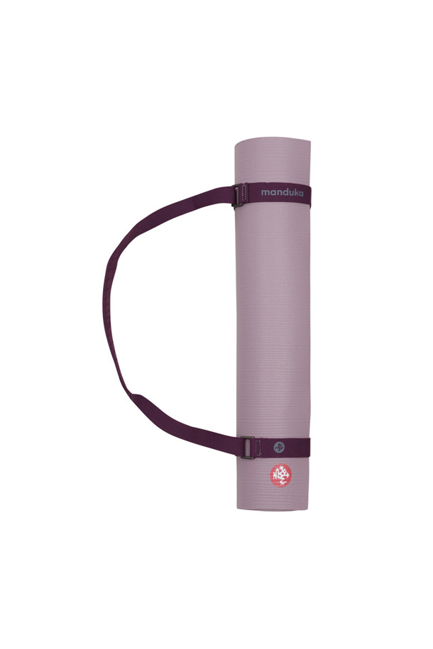 THE COMMUTER (더 커뮤터) 매트 캐리어 - INDULGE는 퍼플 컬러의 무지 디자인이 돋보이는 요가 매트 캐리어입니다. 나일론 소재로 제작되어 내구성이 뛰어나며, 어깨 패딩 처리가 되어 있어 편안하게 착용할 수 있습니다. 원통형 디자인에 벨트형 잠금 방식으로 요가 매트를 안전하게 보관하며, 사이즈 조절이 가능하여 모든 매트와 호환됩니다. 요가 및 피트니스 활동에 적합하며, 매트 수납을 위한 실용적인 아이템입니다.
