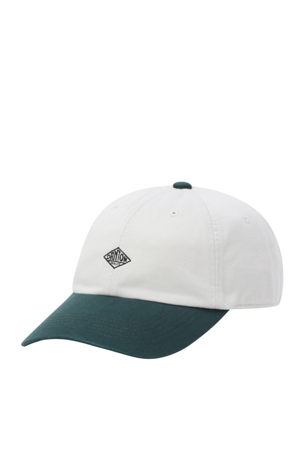 CHINO CLOTH 6 패널 캡 2톤 - 에크루 X 그린은 캐주얼, 미니멀, 클래식 스타일을 추구하는 분들을 위한 6패널 캡입니다. 에크루와 그린 두 가지 색상의 조화가 돋보이는 투톤 디자인으로, 봄, 여름, 가을 계절에 착용하기 좋습니다. 코튼 트윌 소재로 제작되어 부드러운 촉감을 제공하며, 낮은 모자 깊이와 적당한 챙 넓이로 편안한 착용감을 선사합니다. 일상, 동네 마실, 산책, 여행 등 다양한 TPO에 활용 가능하며, 바이오스톤 워싱 처리와 로고 패치, 사이즈 조절 장치가 디자인의 특징입니다.
