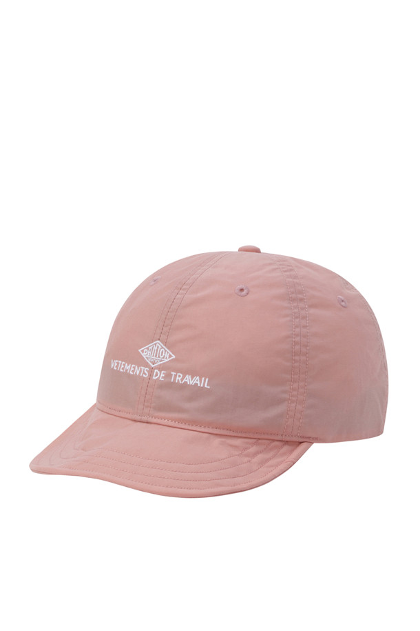 나일론 타프타 6패널 캡 - 핑크는 은은한 광택이 돋보이는 핑크 컬러의 6패널 캡입니다. 부드러운 촉감의 나일론 타프타 소재로 제작되었으며, 방수 및 통기성이 우수하여 쾌적한 착용감을 선사합니다. 데일리룩, 산책룩, 여행룩 등 다양한 TPO에 활용하기 좋으며, 캐주얼, 미니멀, 스포티한 스타일을 연출할 수 있습니다. 로고 자수 디테일이 돋보이며, 아크릴 코팅 안감과 내부 와이어 보강으로 형태를 유지합니다. 뒷면 조절 장치로 사이즈 조절이 용이합니다.
