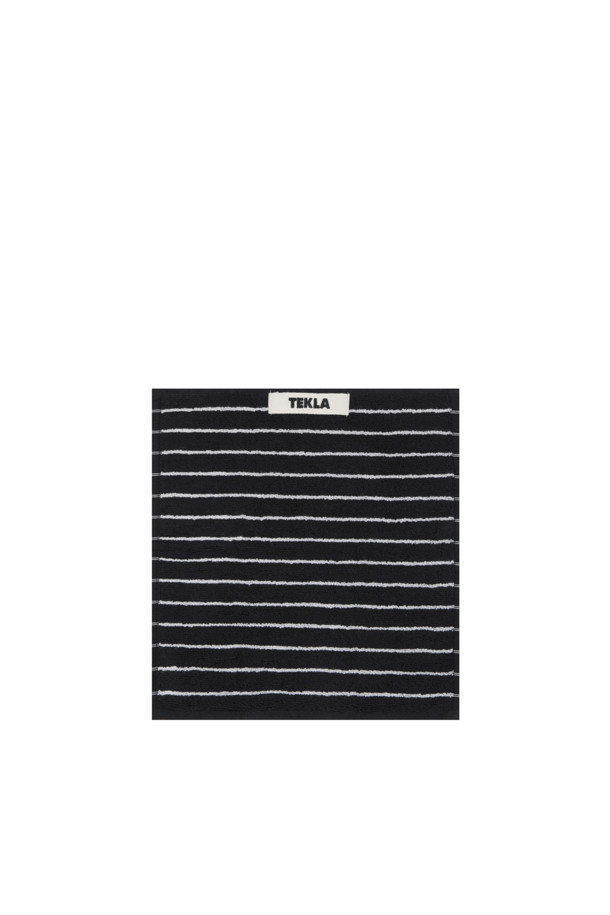 블랙 & 화이트 핀 스트라이프 디자인의 테리 워시클로스입니다. 부드러운 면 소재로 제작되어 흡습성이 뛰어나며, 얇은 두께감으로 산뜻한 사용감을 선사합니다. 견고한 행거 루프, 더블 스티치 처리된 밑단, 견고한 모서리 마감으로 내구성을 높였습니다. Oeko-Tex® Standard 100 인증을 받아 안심하고 사용할 수 있는 워시클로스입니다. 30x30cm 사이즈로, 세안 시 또는 가볍게 사용하기 좋습니다.
