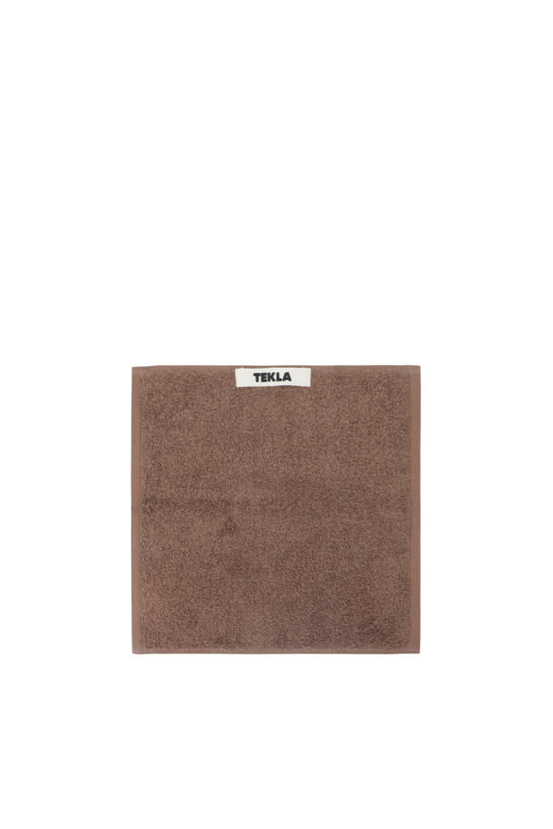 테리 워시클로스 (코디악 브라운) 30x30은 부드러운 면 소재로 제작되어 흡습성이 뛰어난 욕실용 타월입니다. 따뜻하고 차분한 코디악 브라운 컬러의 무지 디자인으로, 어떤 욕실에도 잘 어울립니다. 견고한 모서리 마감과 더블 스티치 처리로 내구성을 높였으며, 행거 루프가 부착되어 편리하게 걸어 보관할 수 있습니다. Oeko-Tex® Standard 100 인증을 받아 안심하고 사용할 수 있습니다. 세안 시 부드러운 촉감을 선사하는 데일리 아이템입니다.
