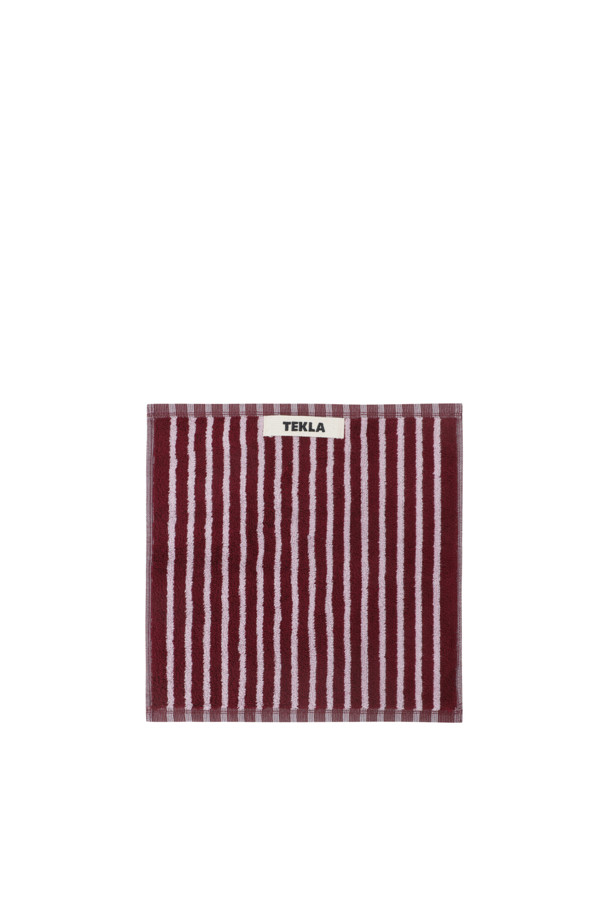 테리 워시클로스 (세일러 스트라이프) 30X30 - 레드 & 로즈는 욕실에서 사용하기 적합한 면 소재의 수건입니다. 레드와 로즈 컬러의 세일러 스트라이프 패턴으로 디자인되어 산뜻한 분위기를 연출합니다. 흡습 기능이 뛰어나 실용적이며, 튼튼한 행거 루프와 더블 스티치 처리된 밑단, 견고한 모서리 마감으로 내구성을 높였습니다. Oeko-Tex® Standard 100 인증을 받아 안심하고 사용할 수 있습니다.
