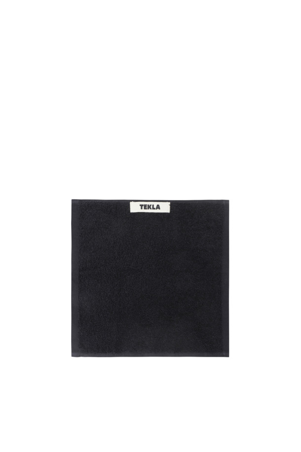 테리 워시클로스 (블랙) 30X30은 욕실 사용에 적합한 면 소재의 무지 수건입니다. 30x30cm 크기로, 흡습 기능이 뛰어나 실용적입니다. 견고한 행거 루프와 더블 스티치 처리된 밑단, 견고한 모서리 마감으로 내구성을 높였습니다. Oeko-Tex® Standard 100 인증을 받아 안심하고 사용할 수 있습니다. 깔끔한 블랙 컬러로 욕실 인테리어에 포인트를 더해보세요.
