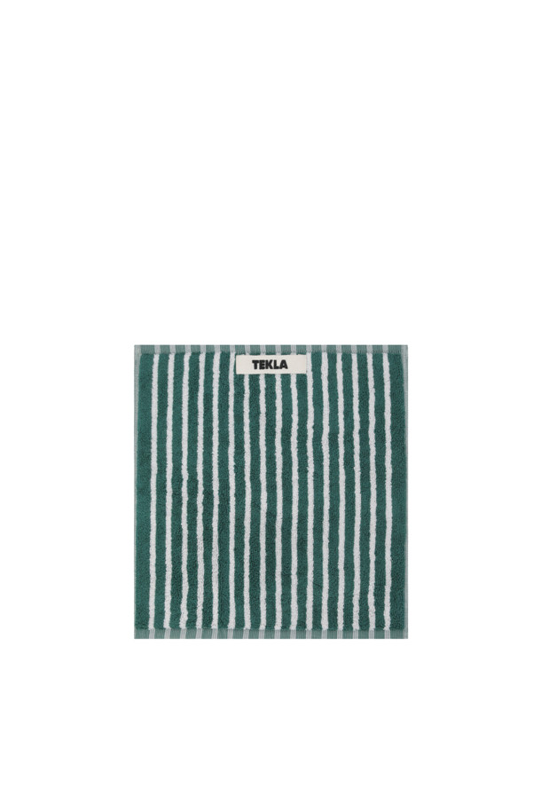 30 x 30cm 크기의 테리 워시클로스(세일러 스트라이프)입니다. 틸그린과 화이트 스트라이프 패턴으로 디자인되어 욕실에서 사용하기 좋습니다. 부드러운 면 소재로 제작되어 흡수력이 뛰어나며, 행거 루프가 있어 편리하게 걸어 보관할 수 있습니다. 튼튼한 더블 스티치 처리와 Oeko-Tex® Standard 100 인증으로 품질을 보장합니다.
