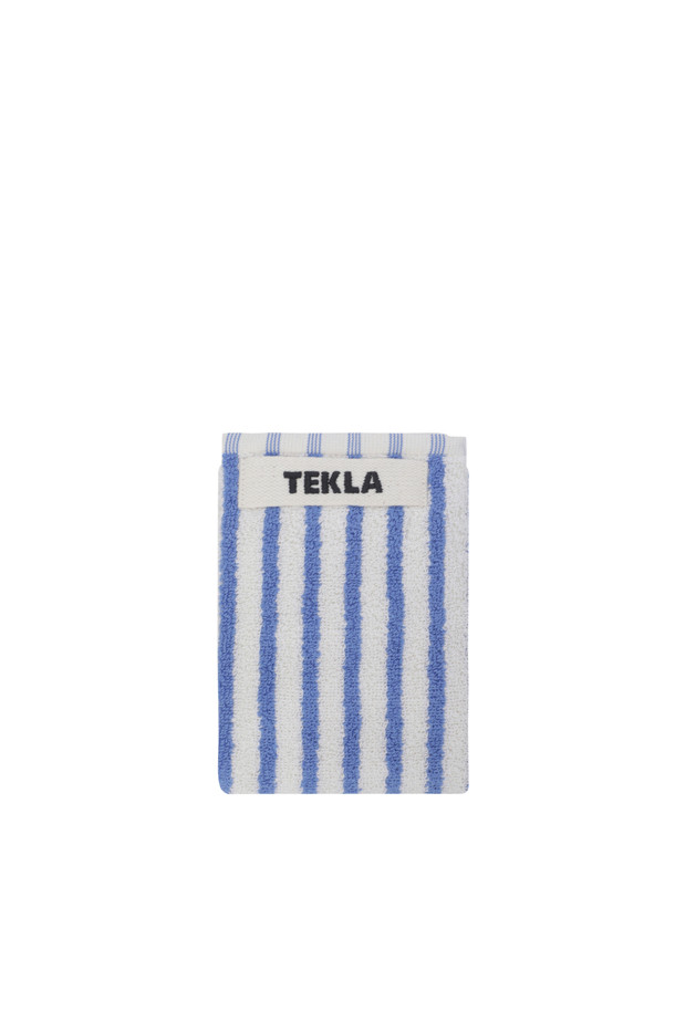 테리 워시클로스 (세일러 스트라이프) 30X30 - 코스탈 블루 스트라이프는 부드러운 면 소재로 제작되어 흡습성이 뛰어납니다. 시원한 코스탈 블루 스트라이프 패턴이 돋보이며, 화이트 컬러가 산뜻함을 더합니다. 튼튼한 행거 루프와 더블 스티치 처리된 밑단, 견고한 모서리 마감으로 내구성을 높였습니다. Oeko-Tex® Standard 100 인증을 받아 안심하고 사용할 수 있는 일상용 수건입니다. 30x30cm 크기로, 다양한 용도로 활용하기 좋습니다.

