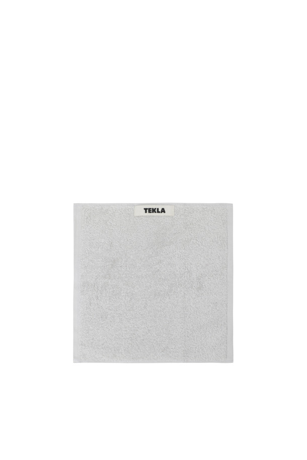 테리 워시클로스 (루나 록) 30x30은 부드러운 테리 소재의 욕실용 수건입니다. 흡습 기능이 뛰어나며, 무지 디자인에 견고한 모서리 마감으로 제작되어 내구성을 높였습니다. 헹거 루프와 더블 스티치 디자인으로 실용성과 디자인을 모두 잡았습니다. Oeko-Tex® Standard 100 인증을 받아 안심하고 사용할 수 있습니다. 30x30cm 크기로, 공용으로 사용할 수 있는 제품입니다.
