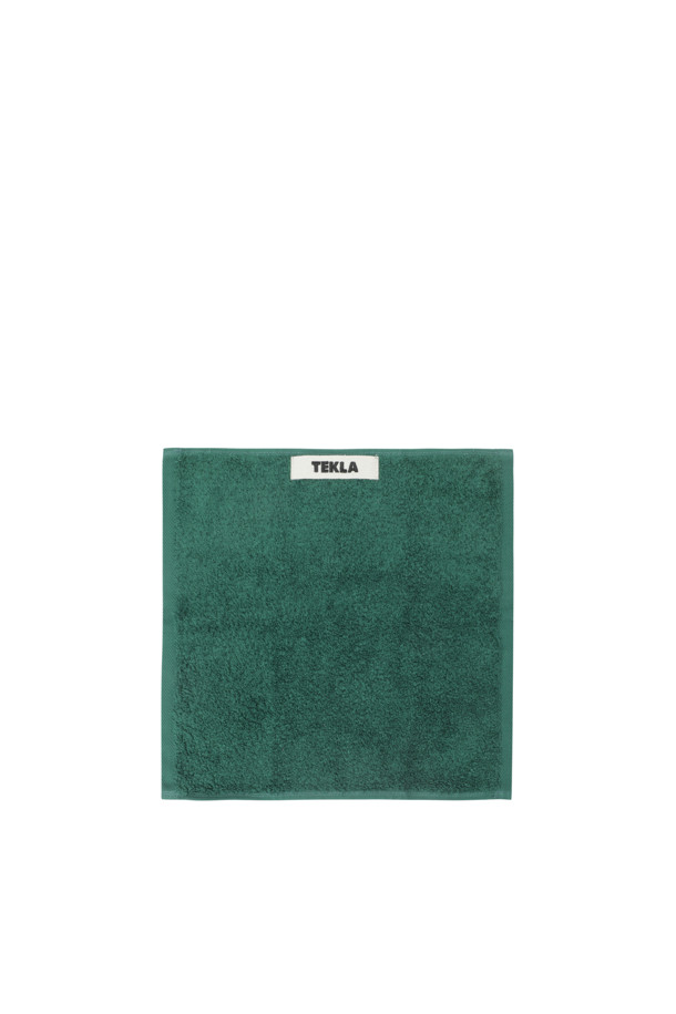 테리 워시클로스(Teal Green) 30x30은 부드러운 면 소재로 제작된 욕실용 타월입니다. 견고한 행거 루프가 있어 걸어두고 사용하기 편리하며, 꼼꼼한 더블 스티치 마감으로 내구성을 높였습니다. 튼튼한 모서리 마감으로 올 풀림 걱정 없이 오랫동안 사용할 수 있습니다. Oeko-Tex® Standard 100 인증을 받아 안심하고 사용할 수 있는 무지 디자인의 수건입니다. 산뜻한 Teal Green 컬러로 욕실에 포인트를 더해보세요.
