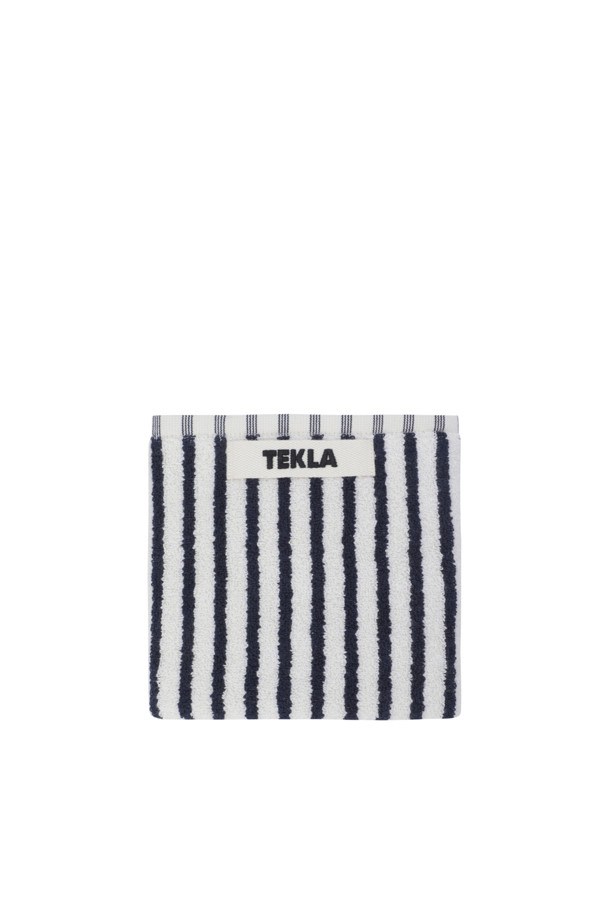 세일러 스트라이프 패턴의 테리 게스트 타월(30x50)입니다. 부드러운 면 소재로 제작되어 뛰어난 흡습성을 자랑하며, 욕실에서 사용하기에 적합합니다. 화이트와 네이비 컬러의 스트라이프 무늬가 시원하고 산뜻한 느낌을 더합니다. 행거 루프와 더블 스티치 디자인으로 실용성을 높였으며, 견고한 모서리 마감으로 내구성을 강화했습니다. Oeko-Tex® Standard 100 인증을 받아 안심하고 사용할 수 있습니다.
