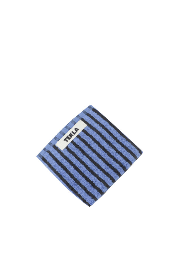 테리 게스트 타월 (세일러 스트라이프) 30X50 - 블루 앤 블랙은 부드러운 촉감의 면 소재로 제작된 욕실용 수건입니다. 블루와 블랙 색상의 세일러 스트라이프 패턴이 특징이며, 흡수력이 뛰어나 실용적입니다. 견고한 행거 루프, 더블 스티치 처리된 밑단, 그리고 견고한 모서리 마감으로 내구성을 높였습니다. Oeko-Tex® Standard 100 인증을 받아 안심하고 사용할 수 있습니다.
