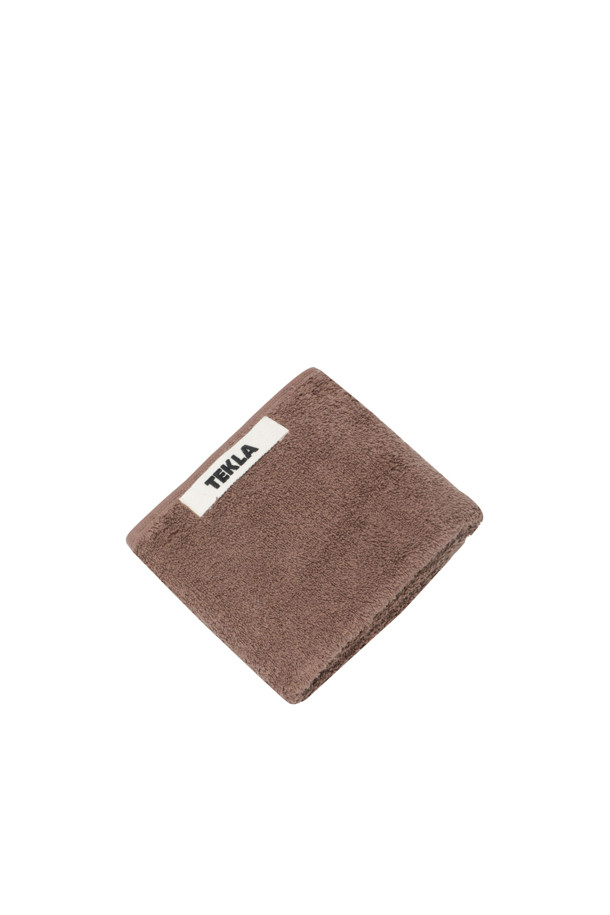 코디악 브라운 컬러의 Terry 게스트 타월 (Solids) 30X50입니다. 부드러운 면 소재로 제작되어 흡습성이 뛰어나며, 무지 디자인으로 깔끔함을 더했습니다. Oeko-Tex Standard 100 인증을 받아 안심하고 사용할 수 있습니다. 견고한 행거 루프, 더블 스티치 처리된 밑단, 견고한 모서리 마감으로 내구성을 높였습니다. 일상생활에서 편리하게 사용할 수 있는 게스트 타월입니다.
