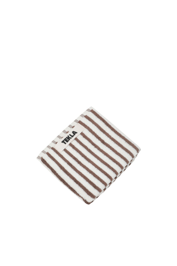 테리 게스트 타월 (세일러 스트라이프) 30X50 - 코디악 스트라이프는 욕실용 타월입니다. 화이트와 브라운 컬러의 스트라이프 패턴이 특징이며, 부드러운 면 소재로 제작되어 흡습성이 뛰어납니다. 꼼꼼한 더블 스티치 밑단 처리와 견고한 모서리 마감으로 내구성을 높였습니다. Oeko-Tex® Standard 100 인증을 받아 안심하고 사용할 수 있는 타월입니다. 욕실에 산뜻함을 더해줄 디자인입니다.
