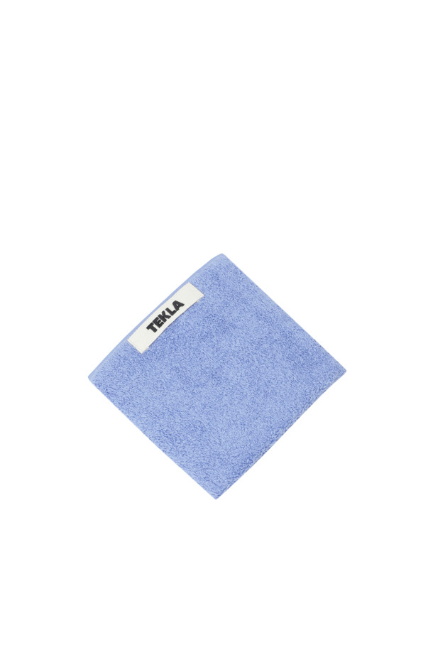 테리 게스트 타월 (솔리드) 30X50 - 클리어 블루는 부드러운 면 소재로 제작된 흡습 기능의 타월입니다. Oeko-Tex® Standard 100 인증을 받아 안심하고 사용할 수 있습니다. 견고한 행거 루프와 더블 스티치 처리된 밑단, 견고한 모서리 마감으로 내구성을 높였습니다. 무지 디자인의 클리어 블루 컬러로 깔끔하고 산뜻한 느낌을 줍니다. 일상생활에서 게스트 타월로 활용하기 좋습니다.
