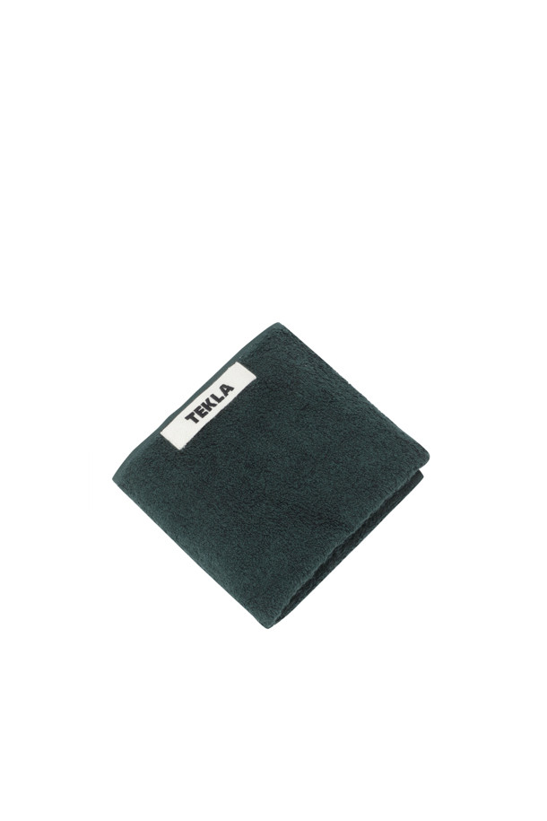 테리 게스트 타월 (포레스트 그린) 30X50은 욕실용으로 제작된 무지 타월입니다. 흡습 기능이 뛰어나며, 포레스트 그린 컬러로 은은한 분위기를 연출합니다. 견고한 모서리 마감과 더블 스티치 처리로 내구성을 높였습니다. Oeko-Tex® Standard 100 인증을 받아 안심하고 사용할 수 있습니다. 행거 루프가 디자인되어 편리하게 걸어 보관할 수 있습니다.
