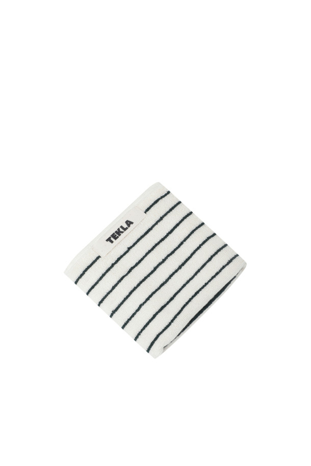 테리 게스트 타월(레이싱 그린 스트라이프) 30X50은 부드러운 면 소재로 제작되어 뛰어난 흡습력을 자랑합니다. 그린과 화이트 색상의 핀 스트라이프 패턴이 산뜻한 욕실 분위기를 연출하며, 견고한 행거 루프가 있어 편리하게 걸어 보관할 수 있습니다. 더블 스티치 처리된 밑단과 견고한 모서리 마감으로 내구성을 높였으며, Oeko-Tex Standard 100 인증을 받아 안심하고 사용할 수 있습니다. 욕실에서 사용하기에 적합하며, 은은한 스트라이프 디자인이 세련된 느낌을 더합니다.
