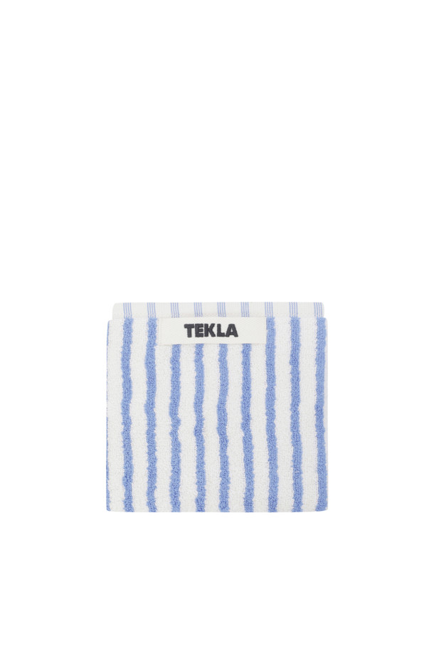 테리 게스트 타월 (세일러 스트라이프), 30X50 - 코스탈 블루 스트라이프는 욕실 사용을 위한 면 소재 타월입니다. 시원한 코스탈 블루 스트라이프 패턴 디자인으로, 흡습 기능이 뛰어나 실용적입니다. 견고한 행거 루프, 더블 스티치 처리된 밑단, 견고한 모서리 마감으로 내구성을 높였습니다. Oeko-Tex® Standard 100 인증을 받아 안심하고 사용할 수 있습니다. 욕실에 산뜻함을 더하는 블루 & 화이트 컬러의 테리 타월입니다.
