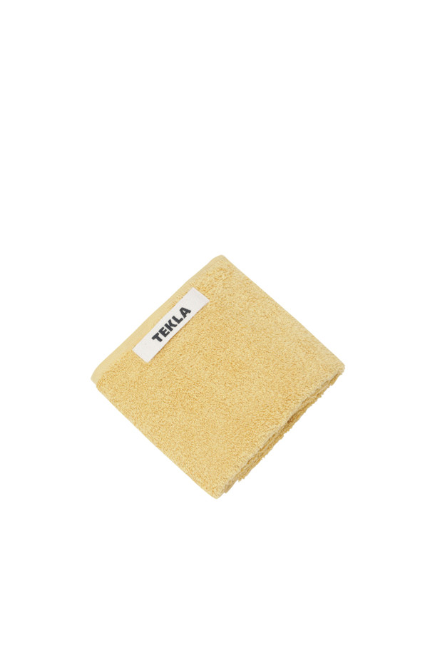 테리 게스트 타월 (솔리드) 30X50 - 옐로우 오커 색상의 욕실용 면 타월입니다. 부드러운 면 소재로 제작되어 뛰어난 흡수력과 사용감을 제공합니다. 옐로우 오커 컬러의 무지 디자인으로, 욕실에 산뜻한 포인트를 더합니다. 견고한 행거 루프와 꼼꼼한 더블 스티치, 견고한 모서리 마감으로 내구성을 높였습니다. Oeko-Tex® Standard 100 인증을 획득하여 안심하고 사용할 수 있습니다.
