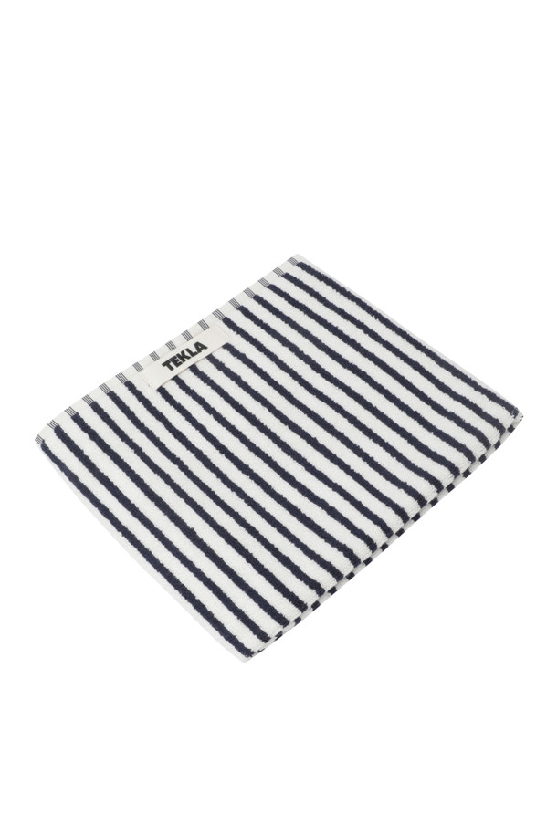 테리 핸드 타월 (세일러 스트라이프) 50X90는 부드러운 촉감의 면 소재로 제작된 욕실용 타월입니다. 화이트와 네이비 컬러의 세일러 스트라이프 패턴이 시원하고 경쾌한 분위기를 더합니다. 흡수력이 뛰어나고, 견고한 행거 루프와 더블 스티치 처리된 밑단, 견고한 모서리 마감으로 내구성을 높였습니다. Oeko-Tex® Standard 100 인증을 받아 안심하고 사용할 수 있는 핸드 타월입니다.
