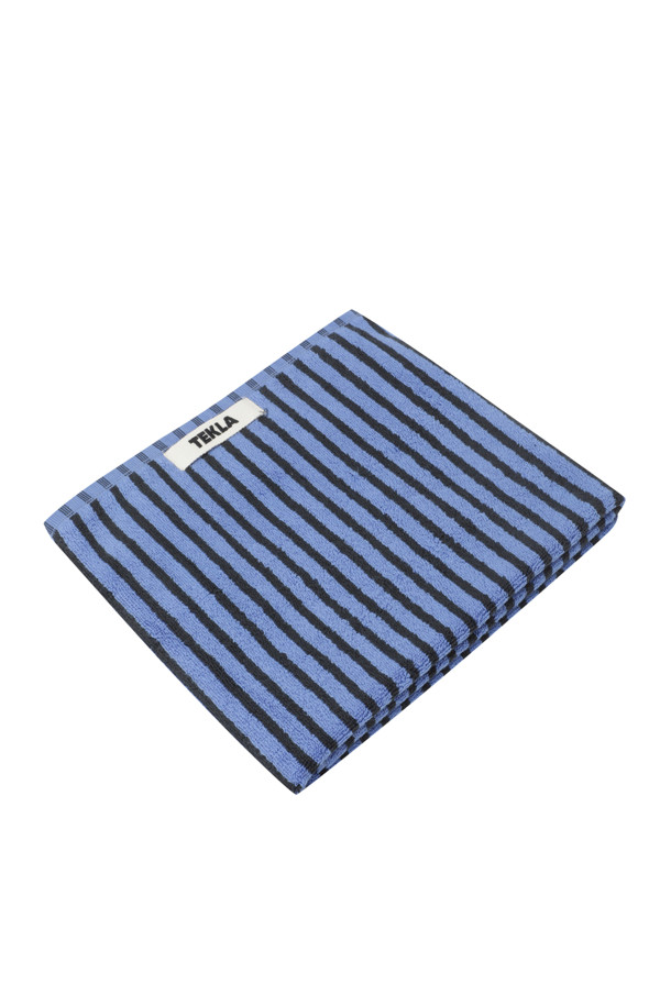 테리 핸드 타월 (세일러 스트라이프) 50X90은 부드러운 면 소재로 제작된 욕실용 타월입니다. 네이비와 블랙 스트라이프 패턴이 세련된 느낌을 주며, 흡수력이 뛰어나 실용적입니다. 튼튼한 모서리 마감과 더블 스티치 처리된 밑단으로 내구성을 높였습니다. Oeko-Tex® Standard 100 인증을 받아 안심하고 사용할 수 있습니다. 욕실에 포인트를 더하는 디자인으로, 행거 루프가 있어 편리하게 걸어 보관할 수 있습니다.
