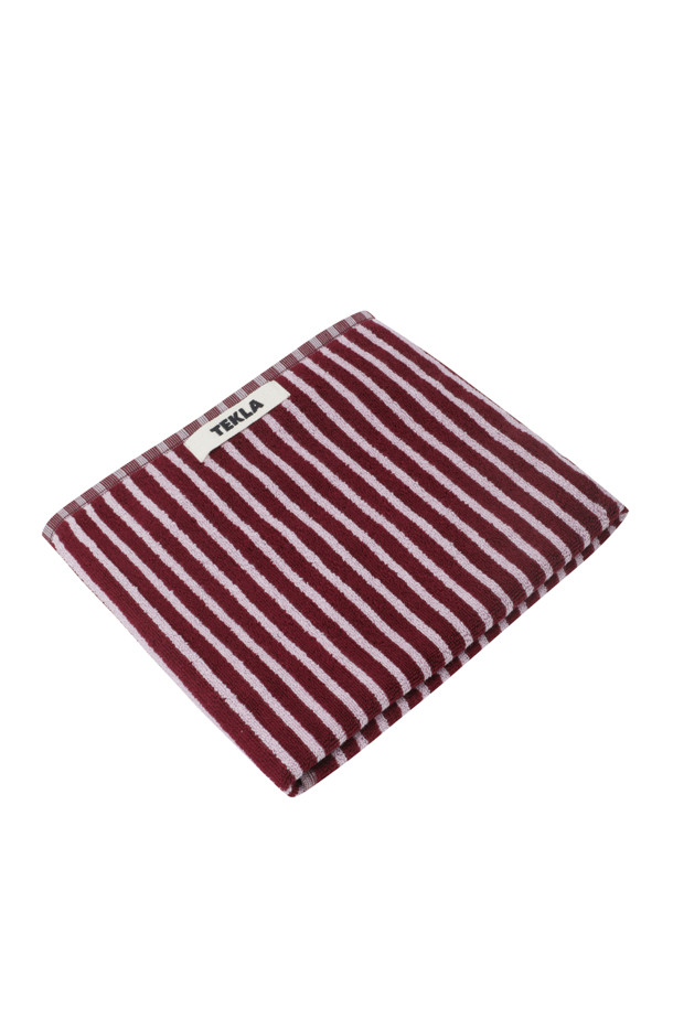 테리 핸드 타월(세일러 스트라이프) 50X90 - 레드 & 로즈는 부드러운 면 소재로 제작된 욕실용 타월입니다. 레드와 로즈 컬러의 스트라이프 패턴이 산뜻한 분위기를 연출합니다. 튼튼한 행거 루프와 더블 스티치 처리된 밑단, 견고한 모서리 마감으로 내구성을 높였습니다. Oeko-Tex® Standard 100 인증을 받아 안심하고 사용할 수 있는 핸드 타월입니다. 욕실에 포인트를 더하고 흡습 기능으로 실용성까지 갖춘 제품입니다.
