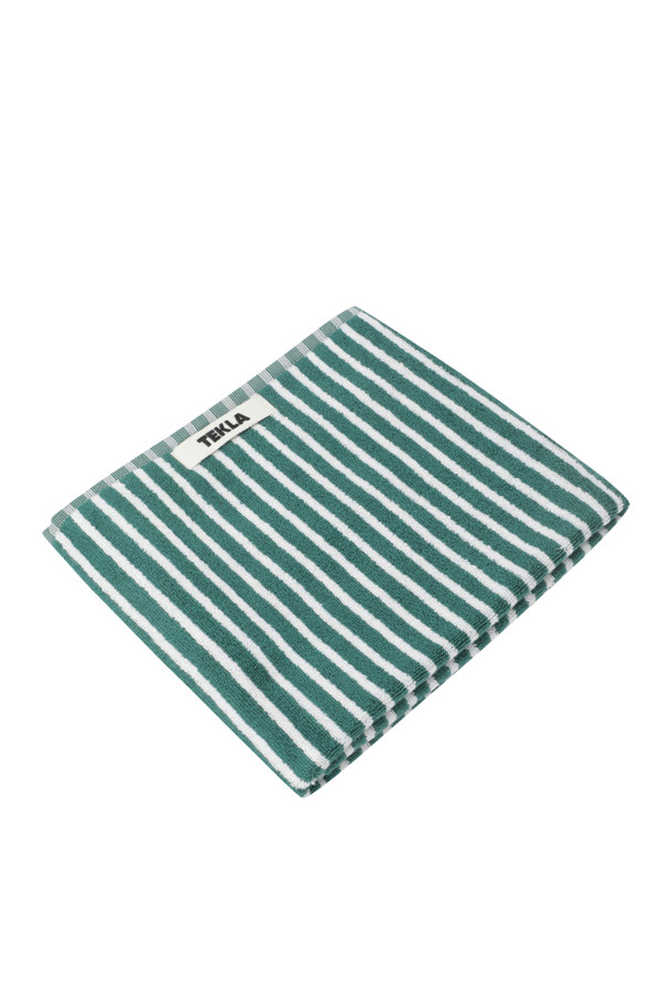 Terry(테리) 손수건 (세일러 스트라이프) 50X90 - 티얼 그린 스트라이프는 부드러운 면 소재로 제작되어 흡습성이 뛰어나며, 촉감이 좋습니다. 티얼 그린 색상 바탕에 세일러 스트라이프 패턴이 시원하고 산뜻한 느낌을 줍니다. 튼튼한 행거 루프와 더블 스티치 처리된 밑단, 견고한 모서리 마감으로 내구성을 높였습니다. Oeko-Tex® Standard 100 인증을 받아 안심하고 사용할 수 있는 테리 손수건입니다. 일상생활에서 편리하게 사용할 수 있으며, 선물용으로도 좋습니다.
