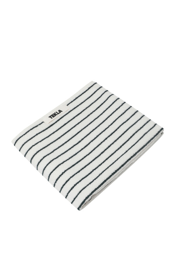 테리 핸드 타월 (핀 스트라이프) 50X90 - 레이싱 그린 스트라이프는 욕실 사용에 적합한 면 소재의 타월입니다. 그린과 화이트 컬러의 스트라이프 패턴이 산뜻한 느낌을 주며 흡습 기능이 뛰어납니다. 견고한 행거 루프, 더블 스티치 처리된 밑단, 견고한 모서리 마감으로 내구성을 높였습니다. Oeko-Tex® Standard 100 인증을 받아 안심하고 사용할 수 있는 핸드 타월입니다. 욕실에 포인트를 더하고 싶다면 이 제품을 선택해 보세요.
