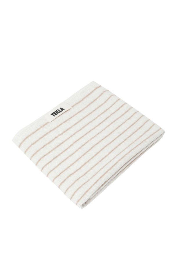 테리 핸드 타월 (핀 스트라이프) 50X90 - 시에나 스트라이프는 부드러운 면 소재로 제작되어 뛰어난 흡수력을 자랑하는 욕실용 타월입니다. 시에나 색상의 스트라이프 패턴이 은은한 멋을 더하며, 부드러운 촉감으로 편안한 사용감을 선사합니다. 튼튼한 행거 루프와 더블 스티치 처리된 밑단, 견고한 모서리 마감으로 내구성을 높였습니다. Oeko-Tex Standard 100 인증을 획득하여 안심하고 사용할 수 있습니다.
