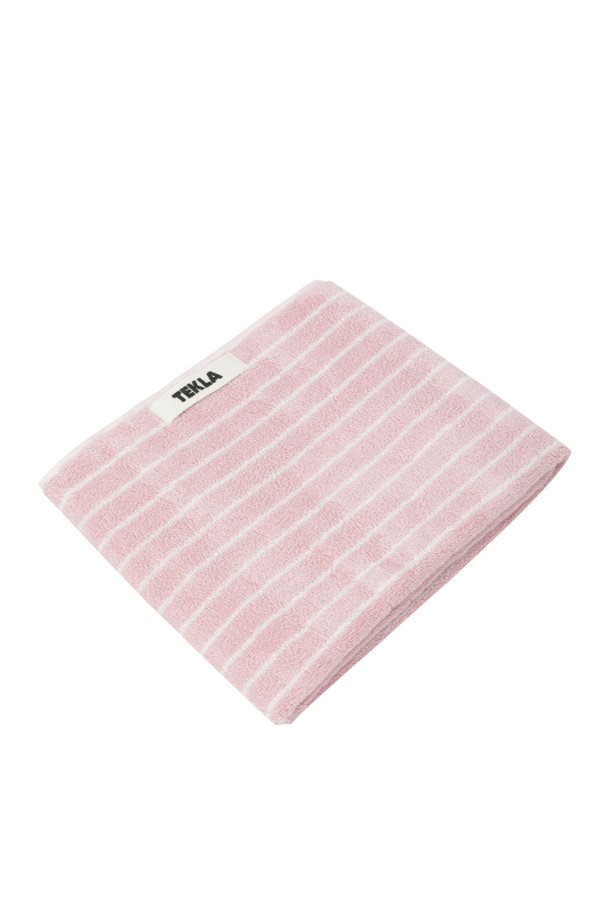 테리 핸드 타월 (핀 스트라이프스) 50X90 - 셰이디드 핑크 스트라이프스입니다. 부드러운 면 소재로 제작되어 흡수력이 뛰어나며, 욕실에서 사용하기 적합합니다. 핑크색 바탕에 스트라이프 패턴이 적용되었으며, 보통 두께감으로 제작되었습니다. 모서리 마감과 더블 스티치로 마감하여 내구성을 높였습니다. Oeko-Tex Standard 100 인증을 받아 안심하고 사용할 수 있습니다.
