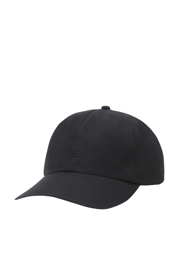 2L Cotton GORE-TEX Cap - Black은 사계절 착용 가능한 블랙 색상의 공용 캡 모자입니다. 면과 고어텍스 소재를 사용하여 방수 및 통기성이 뛰어나며, 전면의 나나미카 로고 자수와 후면의 고어텍스 로고가 특징입니다. 6패널 디자인에 사이즈 조절이 가능한 버클이 있어 편리하며, 비불소 방수 처리된 2겹 GORE-TEX 원단을 사용했습니다.
