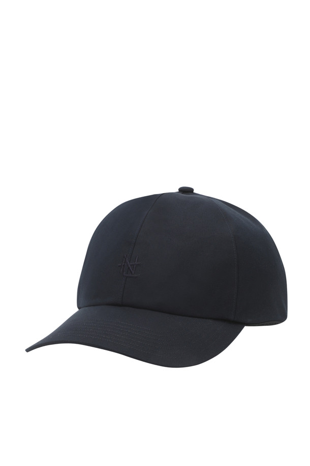 2L 코튼 고어텍스 캡 - 네이비는 사계절 내내 활용 가능한 공용 캡입니다. 면과 고어텍스 소재를 사용하여 방수 및 통기성을 동시에 갖췄으며, 2겹 고어텍스 원단으로 제작되어 내구성을 높였습니다. 네이비 컬러의 무지 디자인에 로고 자수와 버클 디테일이 더해져 캐주얼, 미니멀, 고프코어 스타일을 연출하기 좋습니다. 산책, 여행, 등산 등 다양한 상황에서 폭넓게 활용할 수 있으며, 사이즈 조절 기능으로 편안한 착용감을 제공합니다. 비불소 방수 처리로 친환경적이면서도 우수한 방수 기능을 자랑합니다.
