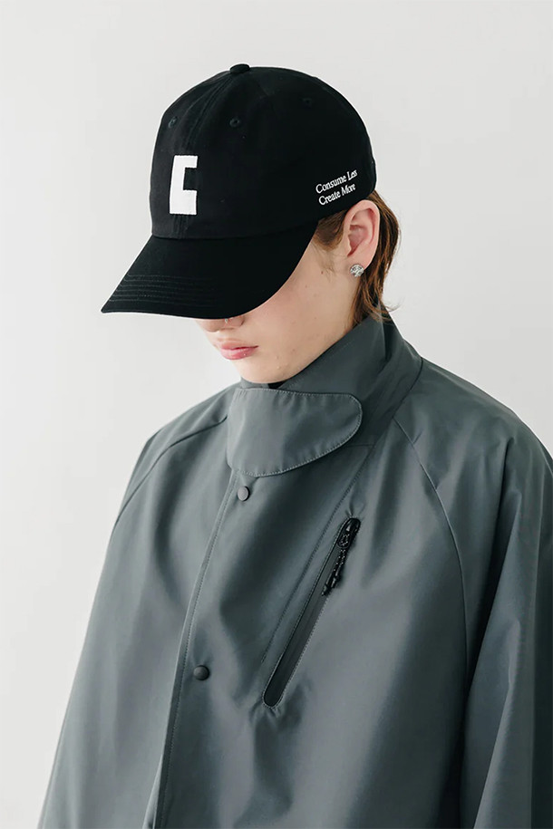 C ACTIVE CITY CAP 003 - BLACK X WHITE는 남녀 모두 착용 가능한 캡모자입니다. 블랙과 화이트 색상 조합으로, 봄, 여름, 가을에 착용하기 좋으며, 중간 챙 넓이와 로고 패턴이 특징입니다. 6패널 디자인에 반사 재질 스트레치 코드가 디자인 장식으로 더해졌으며, 50-61cm 사이즈 조절이 가능합니다.