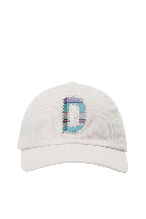 D 아플리케 코듀로이 베이스볼 캡 - 에크루는 공용으로 착용 가능한 베이스볼캡입니다. 부드러운 촉감의 코듀로이와 면 혼방 소재로 제작되었으며, 봄, 여름, 가을 계절에 착용하기 좋습니다. 얇은 두께감과 완만한 챙 넓이가 특징이며, 아플리케 패턴과 로고, 버클 디자인 장식이 돋보입니다. 일상, 산책, 여행 등 다양한 TPO에 잘 어울리며, 캐주얼, 미니멀, 클래식 스타일을 연출하기 좋습니다. 사이즈 조절 기능이 있어 편안하게 착용할 수 있고, 빈티지, 스포츠 무드를 더해줍니다.
