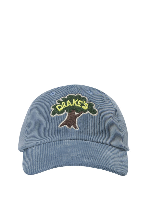 트리 엠블럼 코튼 코듀로이 베이스볼 캡 - 블루는 부드러운 코듀로이와 면 혼방 소재로 제작되어 편안한 착용감을 선사합니다. 중간 깊이의 모자에 일반 챙 넓이로 제작되었으며, 6패널 구조로 안정적인 핏을 제공합니다. 캡 전면에는 자수 패치 장식이, 후면에는 버클이 있어 사이즈 조절이 용이합니다. 캐주얼, 미니멀, 클래식 스타일을 즐기는 분들께 동네 마실룩, 산책룩, 봄 소풍룩에 매치하기 좋은 아이템입니다.
