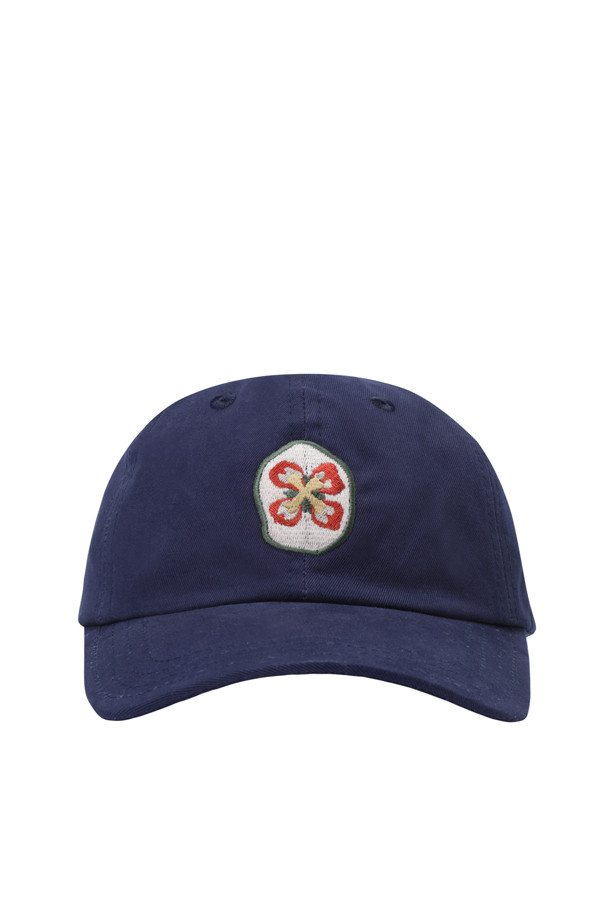 플라워 엠블럼 코튼 야구 모자 - 네이비는 캐주얼, 미니멀, 클래식 스타일을 즐기는 분들을 위한 데일리 아이템입니다. 면 소재로 제작되어 부드러운 촉감을 선사하며, 봄, 여름, 가을 계절에 착용하기 좋습니다. 네이비 컬러 바탕에 플라워 무늬 자수 패치와 배색 디자인이 은은하게 포인트를 더합니다. 동네 마실룩, 산책룩, 여행룩 등 다양한 TPO에 활용할 수 있으며, 버클로 사이즈 조절이 가능하여 편안하게 착용할 수 있습니다. 6패널 디자인과 완만한 챙 넓이로 제작되어 데일리하게 착용하기 좋은 야구 모자입니다.
